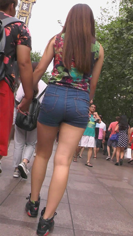 热裤牛仔紧身美女