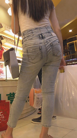 白衣高腰牛仔裤美女