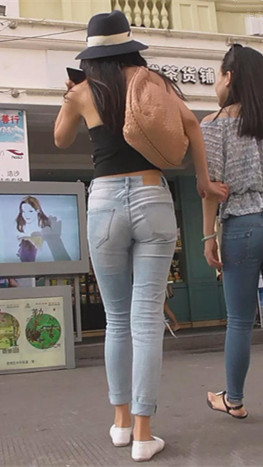 露腰牛仔美女
