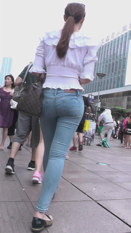 漂亮的浅牛美女