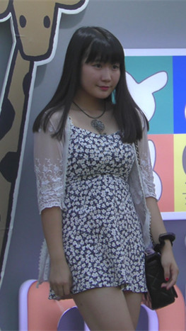 漂亮的花裙美女
