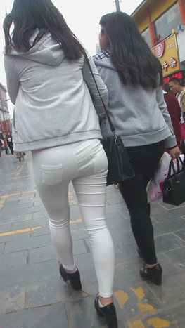 卫衣白裤紧身小妹
