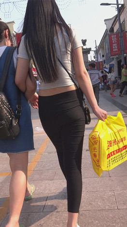 黑色紧身裤气质美女