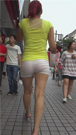 黄衣白色紧身短裤美女