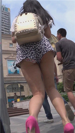 背着包包的花裤美女