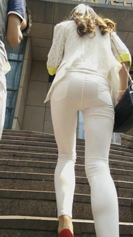 紧身白裤美女