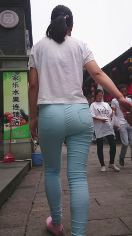 超紧蓝裤美妇