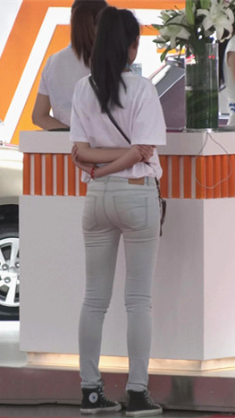 一直再打电话的浅牛美女