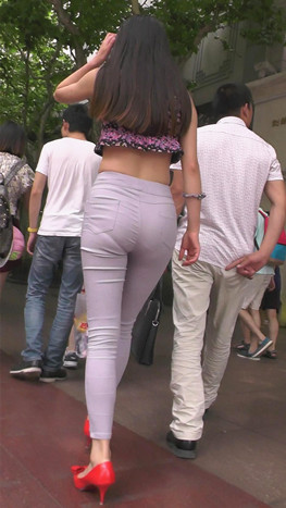 露腰红色高跟长发美女