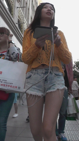 毛边牛仔热裤月牙妹子