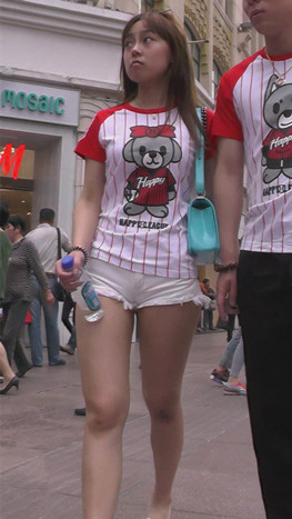 穿着情侣装的可爱美女