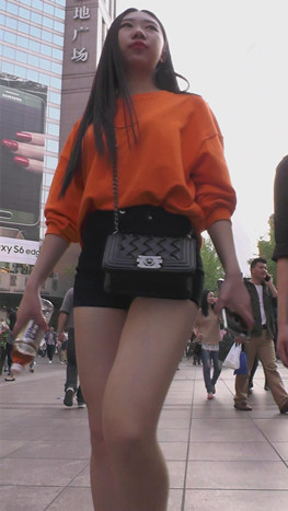 漂亮的黑色热裤小月牙美女