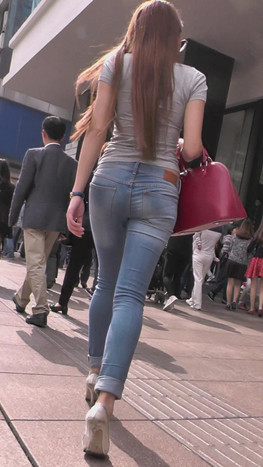 紧身牛仔长发墨镜美女