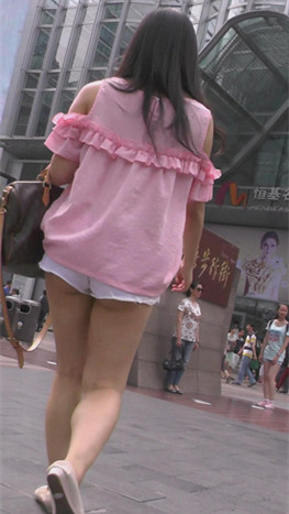 粉衣白裤美眉