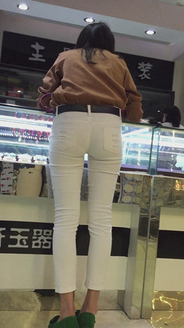柜台前的白裤美女