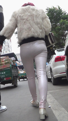 漂亮的白色紧身皮裤美女