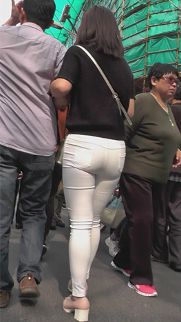 紧身白裤妹子