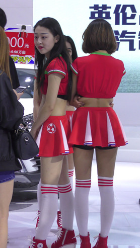 车展热舞的短裙美女