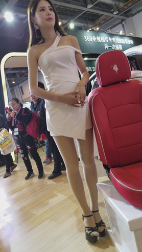 白色连体裙模特美女
