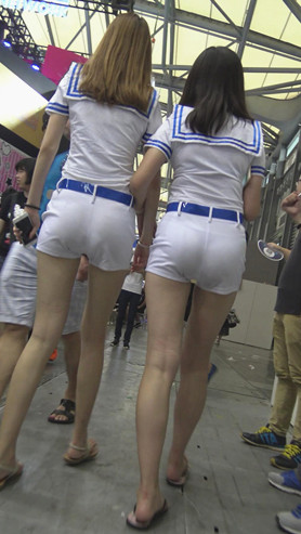 漂亮的白色短裤模特小姐姐