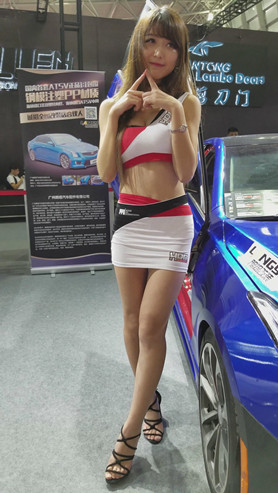 可爱的车模小美女