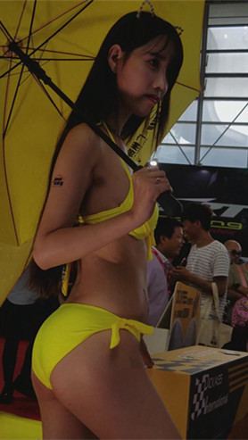 打着伞的黄色比基尼美女