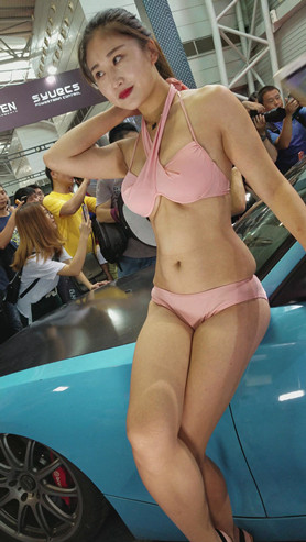 车展上的粉色比基尼美女