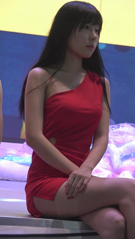 长发红裙美女模特