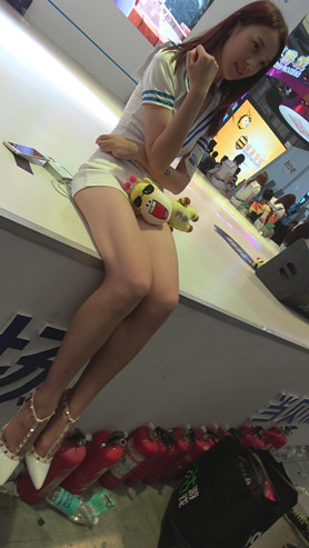 漂亮的长腿美女