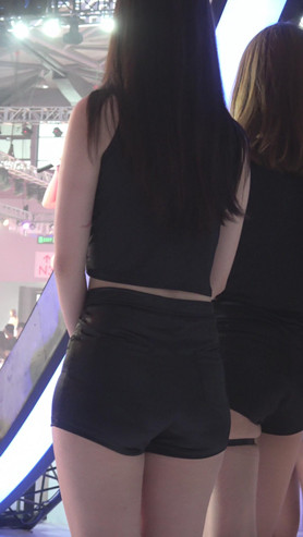 黑色热裤小姐姐