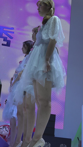 白裙美腿小姐姐