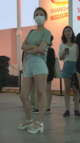 热裤妹子