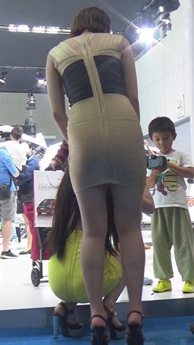 两个长腿模特美女