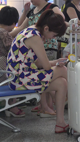 玩手机的妹子