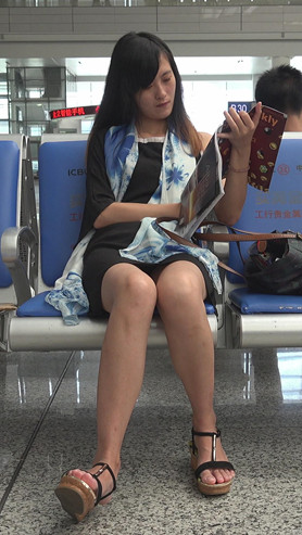看书的妹子