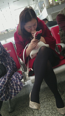 看手机的黑丝美妇