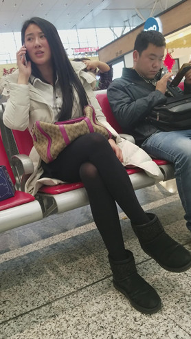 打电话的黑丝女孩