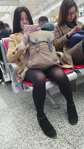 玩手机的黑丝妹子