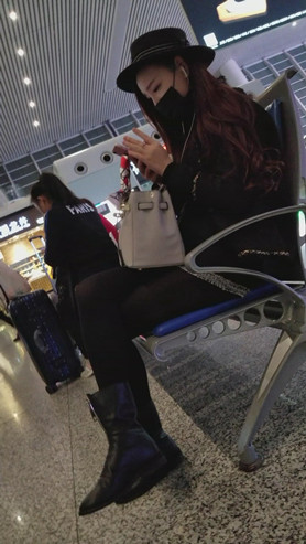 口罩黑色短靴美女