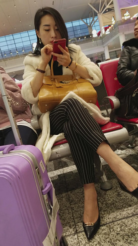玩手机的气质小姐姐