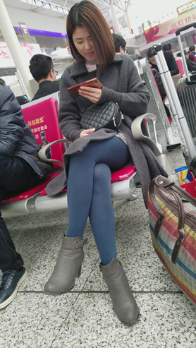 玩手机的短发妹子