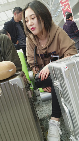 白嫩红唇美女