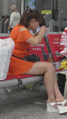 短裙美腿小妹