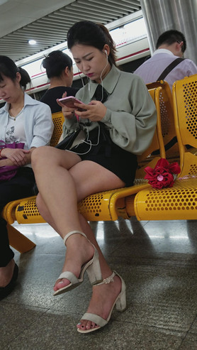 听歌的裸腿小姐姐