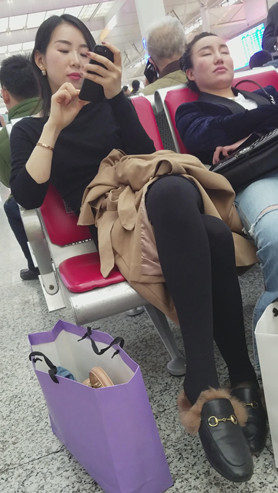 玩手机的黑丝美女