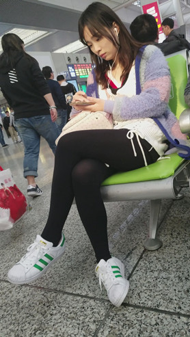 漂亮的黑丝丝袜女孩