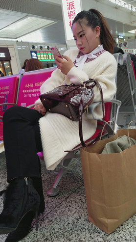 玩手机的白衣妹子