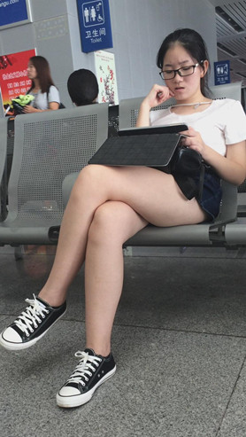 白嫩裸腿学妹