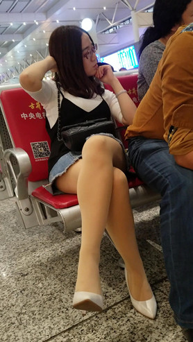 戴眼镜的肉丝妹子