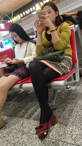 玩手机的黑丝美腿